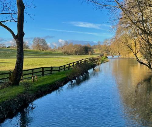 Quenington House | Pretty Cotswold Cottage with garden near Bibury