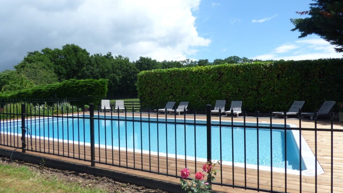 Allemans Cottage | Pretty cottage on a small complex of two cottages with large enclosed pool