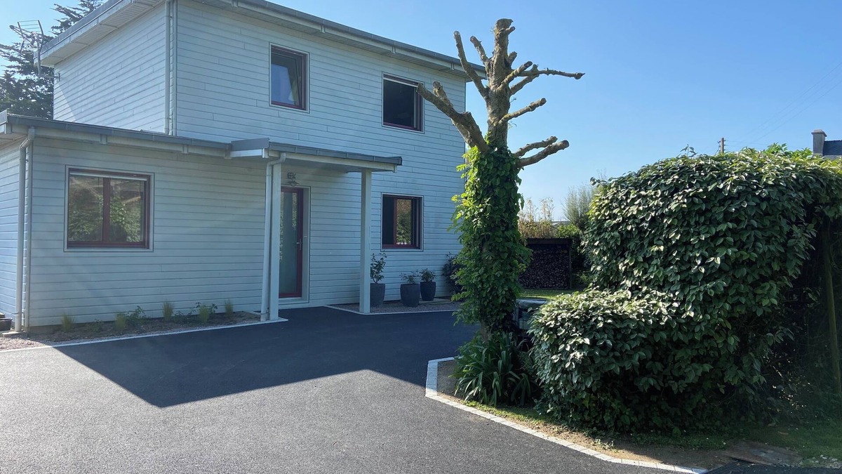 Plounevez-Lochrist House | Pretty detached wooden house