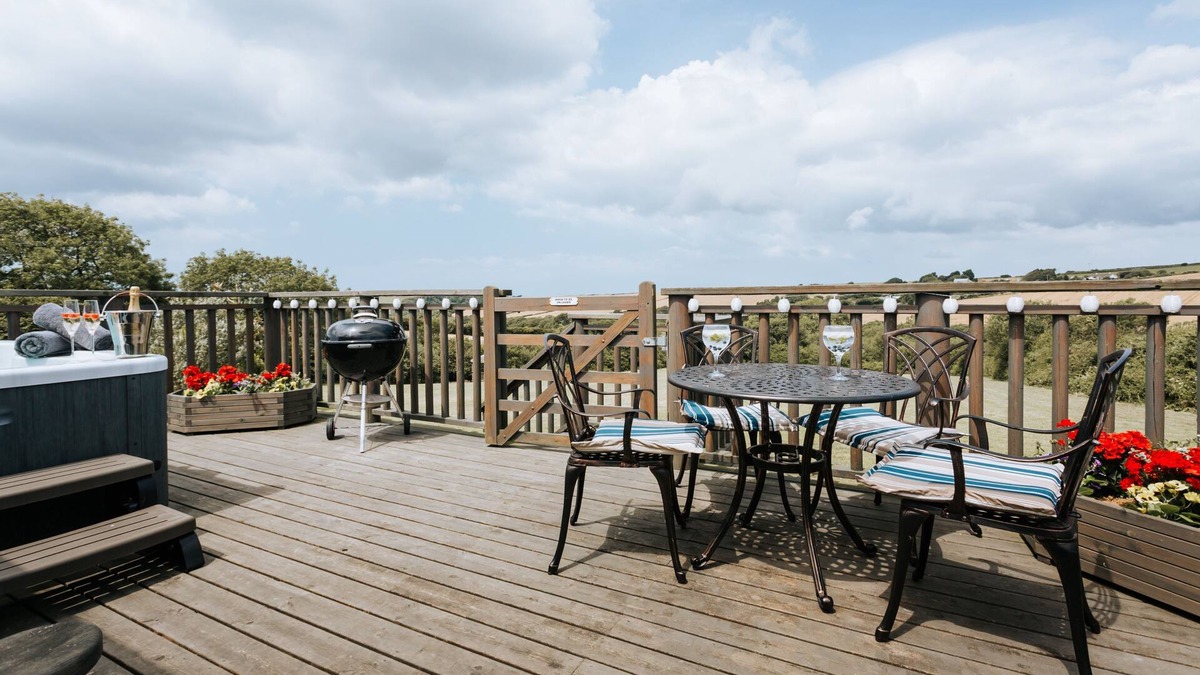Newquay Cottage | Pretty dog-friendly barn w/hot tub & country views