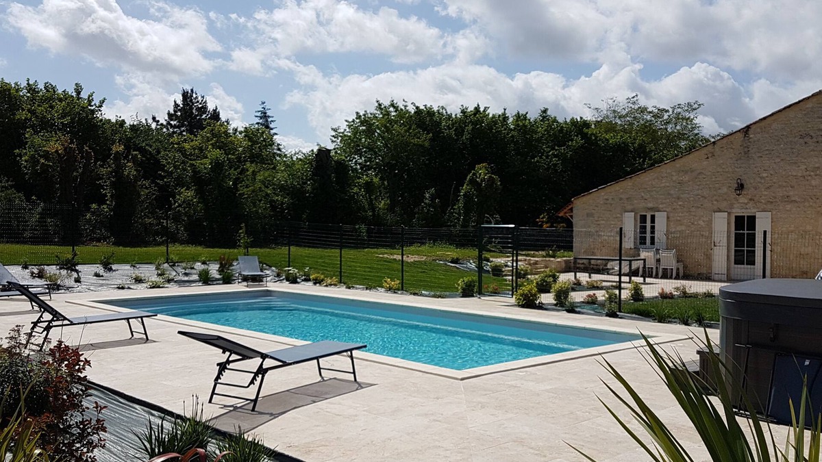Thenac House | Pretty dovecote in the countryside