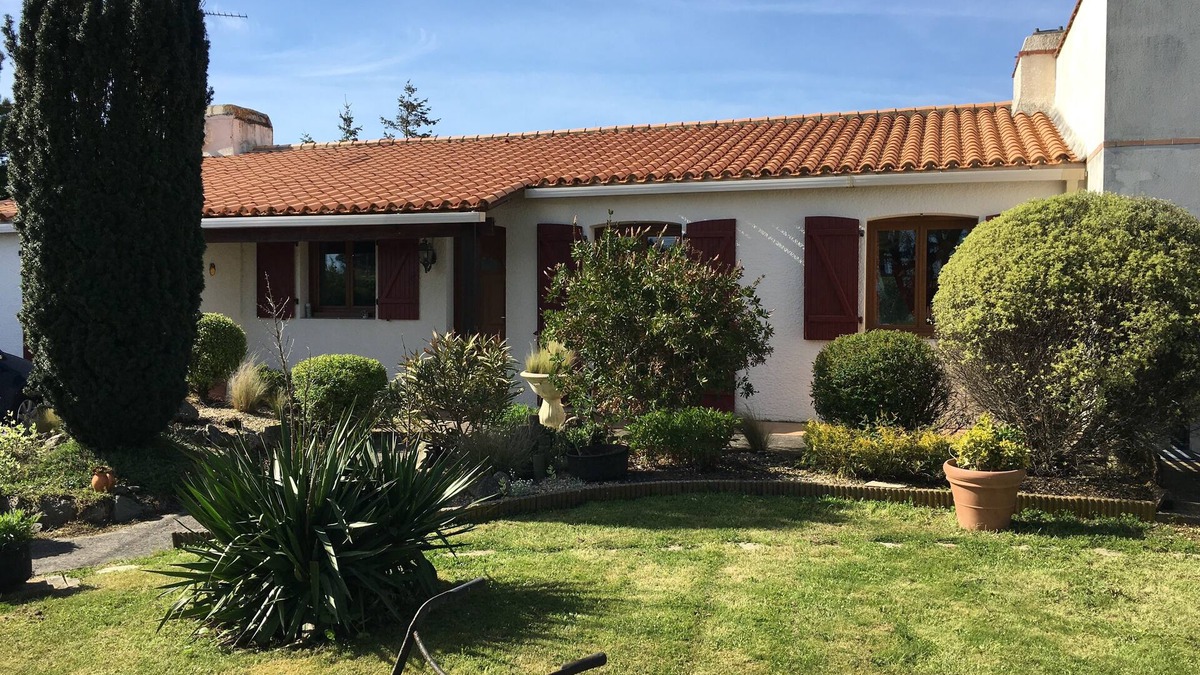 Olonne-sur-Mer House | Pretty family home near sea, forest and marsh