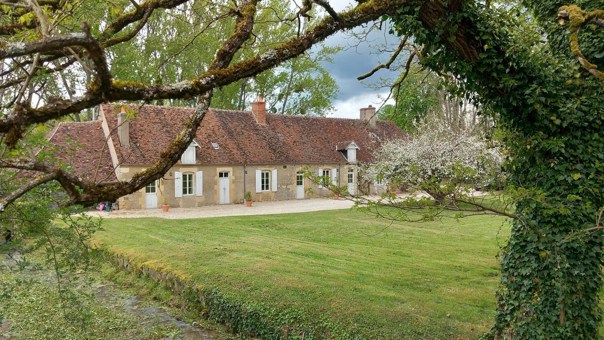 Saint-Benin-d'Azy House | Pretty farmhouse on the edge of a village