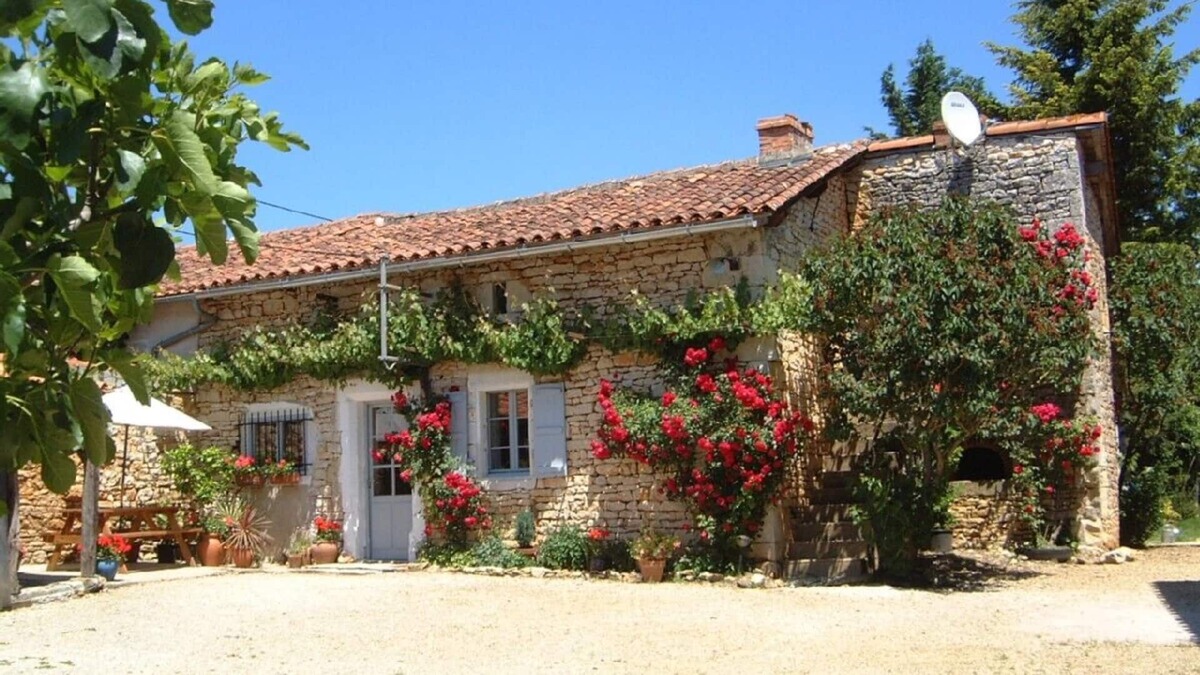 Chasseneuil-sur-Bonnieure Cottage | Pretty Charantais cottage. WIFI. With private pool & garden, tranquil location