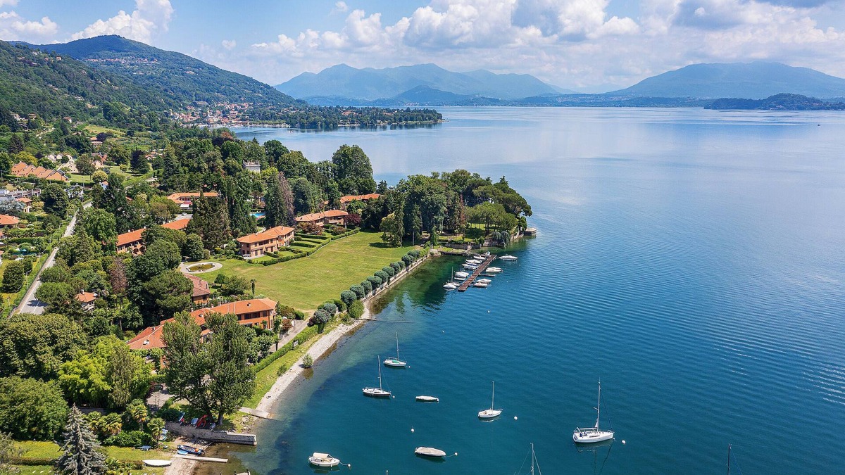 Meina House | Pretty home in a lakeside resort with pool and tennis! - Casa Aurora