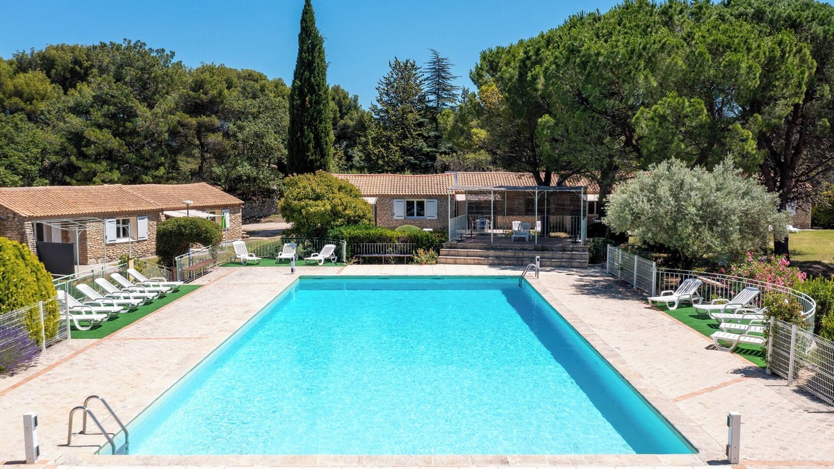 La Roque-sur-Pernes Condo | Pretty little house in a tourist residence