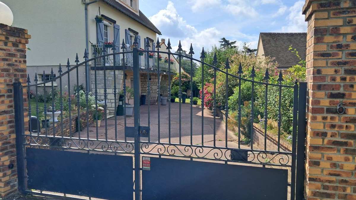 Breuil-Bois-Robert House | Pretty little villa 45 minutes from Paris and less than 2 hours from the Normandy coast.