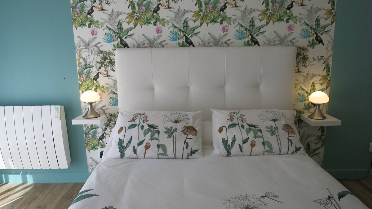 Chancelade House | pretty little house with terrace and private parking on raised ground