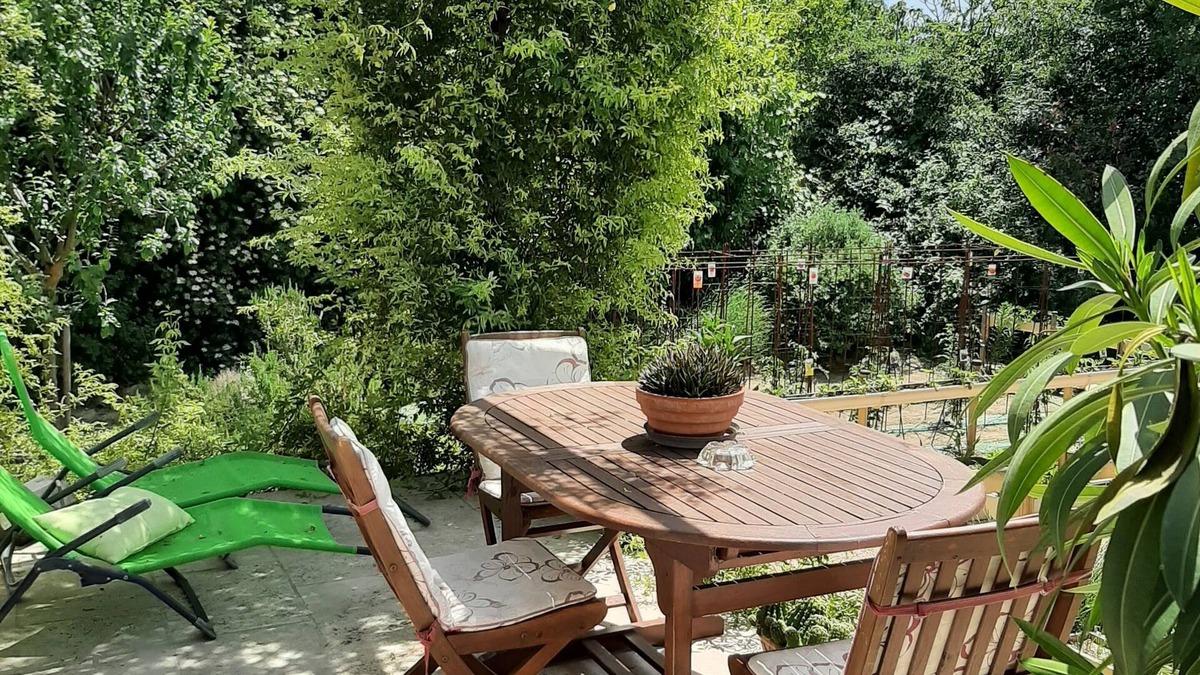 La Tour-d'Aigues Apartment | Pretty new studio in the countryside 2kms from the village. Quiet, facing vineyards