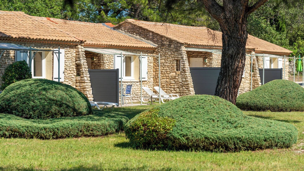 La Roque-sur-Pernes Condo | Pretty provençal house