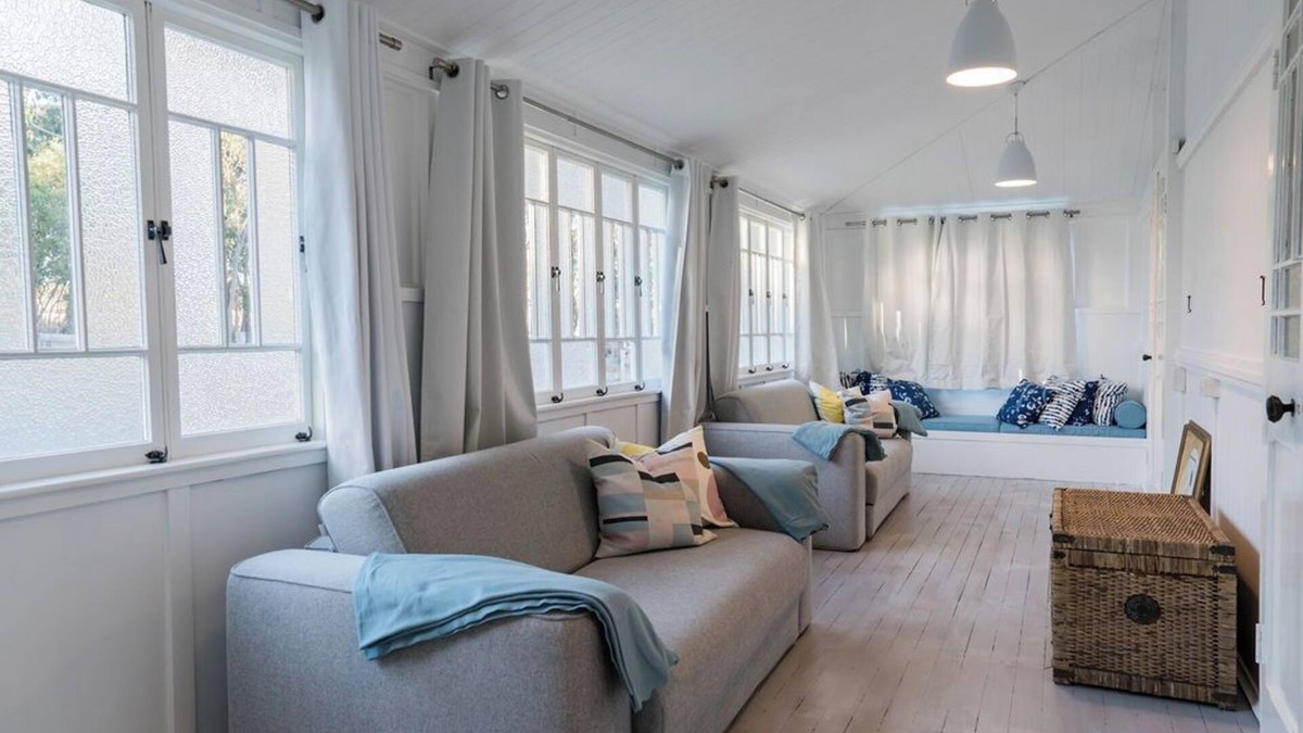 Tenterfield House | Pretty Queenslander with stunning mountain views. Peaceful, private, relaxing!