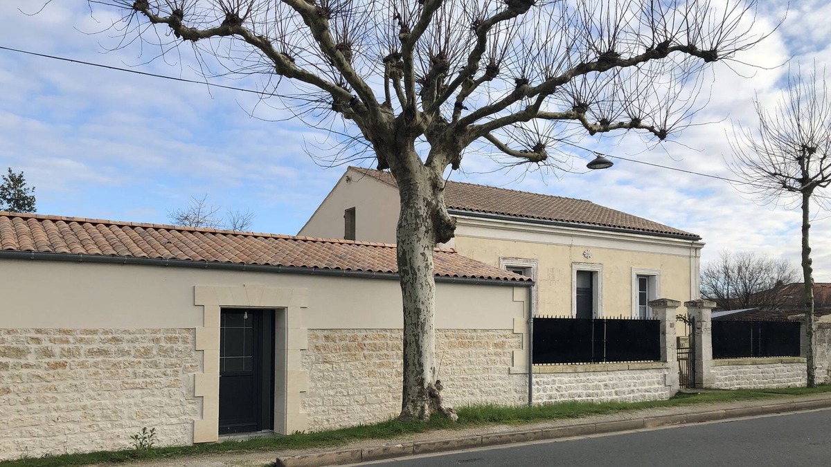 Echillais House | Pretty renovated stone house near shops, beaches