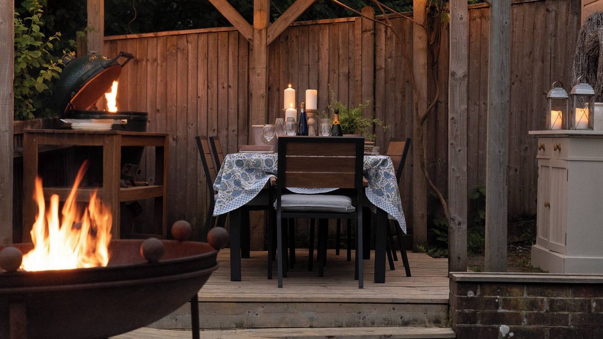 Petworth Cottage | Pretty Riverside Cottage, PetworthnTwo Bedrooms, Sleeps 3. Dogs Welcome