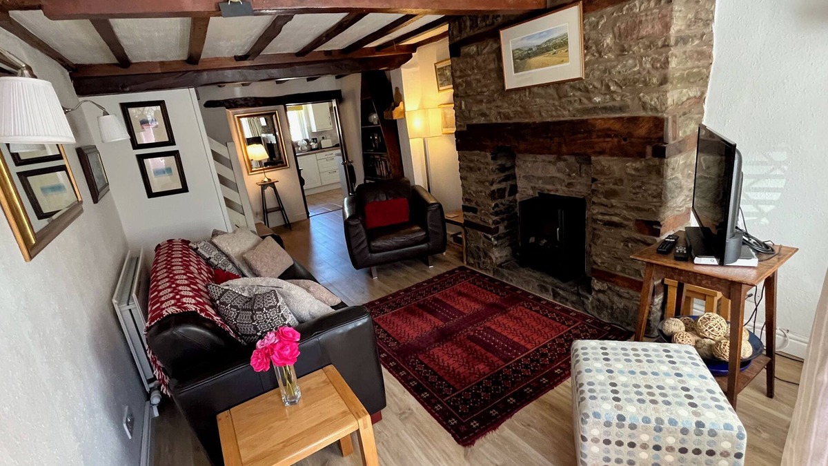 Hay on Wye Cottage | Pretty stone cottage, centre of Hay-on-wye town, private parking & fast wifi