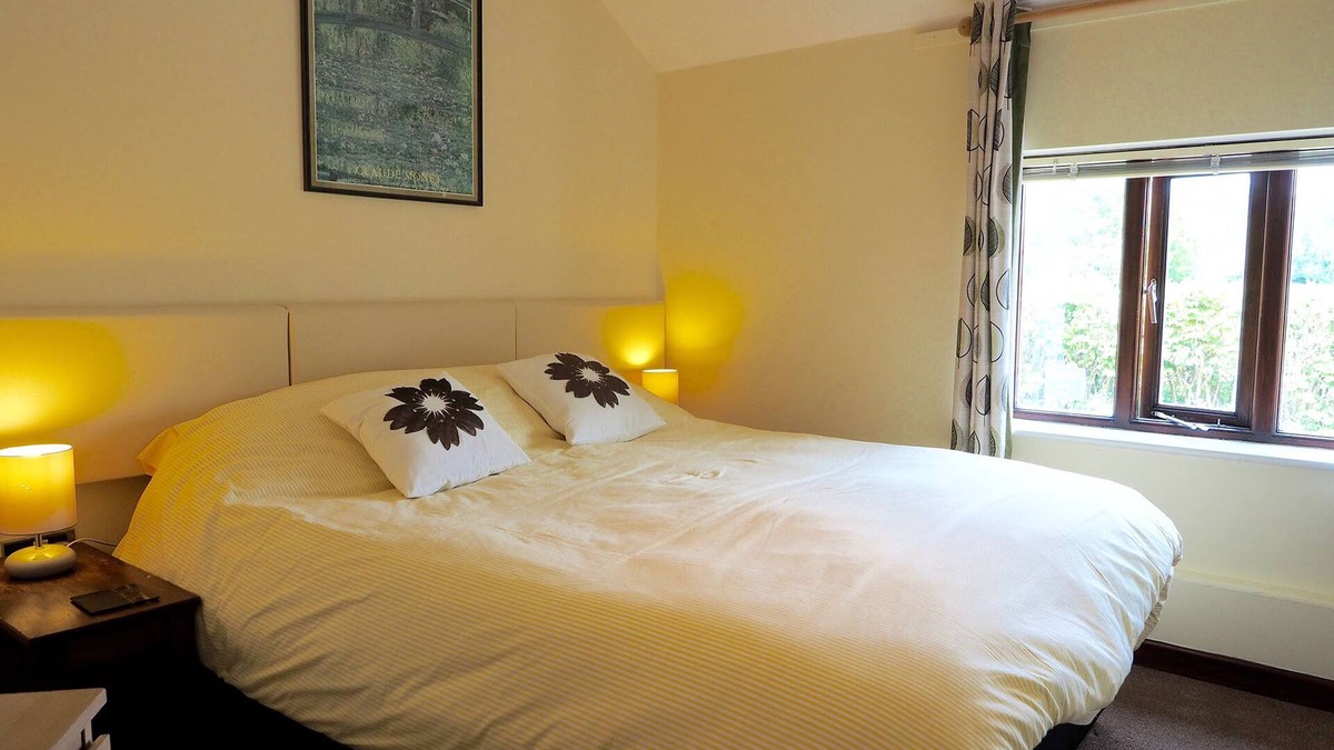 Cowbridge House | Pretty stone cottage near the village of Pendoylan