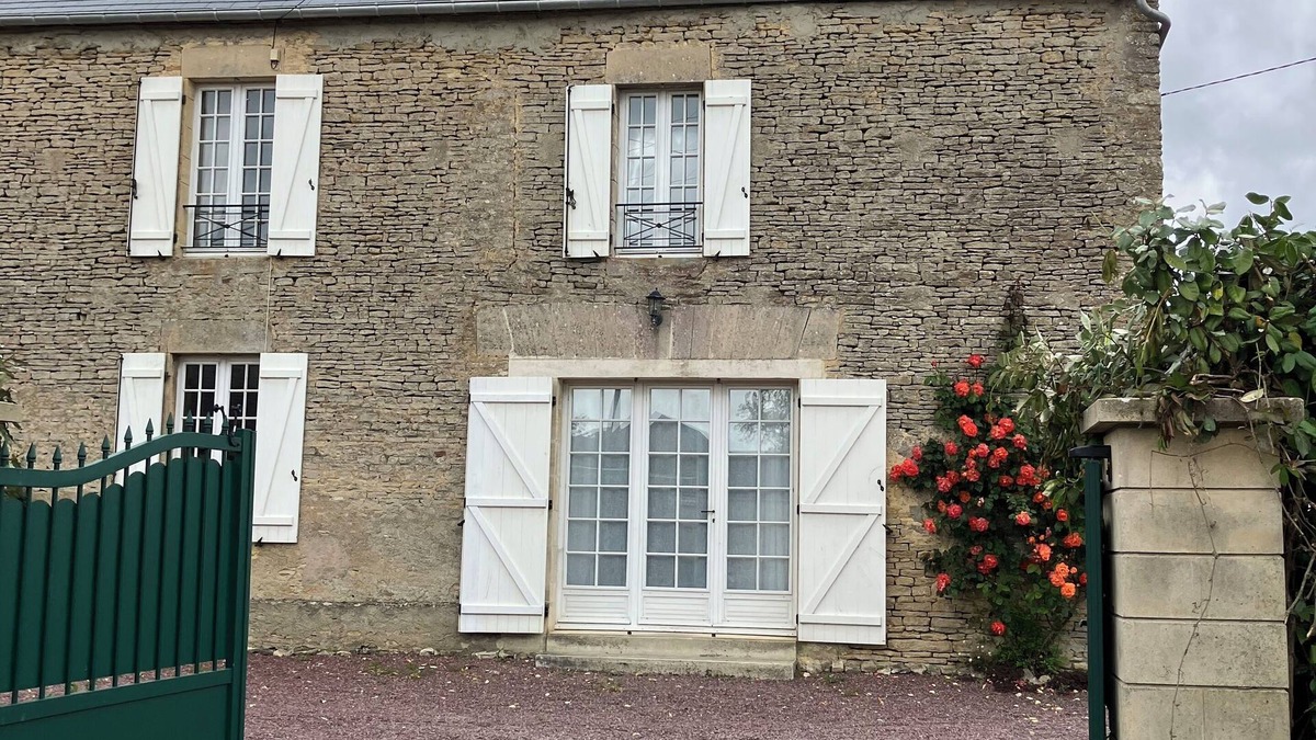 Longues-sur-Mer House | Pretty stone house, 3 bedrooms, 2 bathrooms with a large enclosed garden