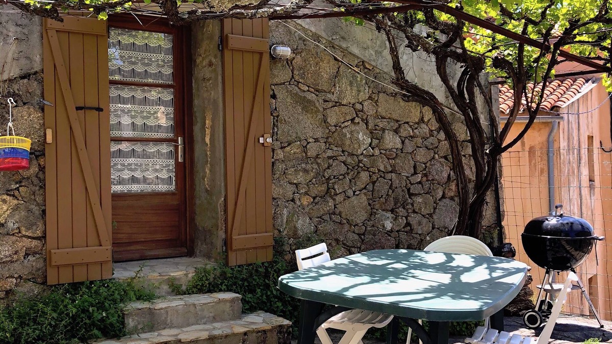 Evisa House | pretty stone house in the heart of the village