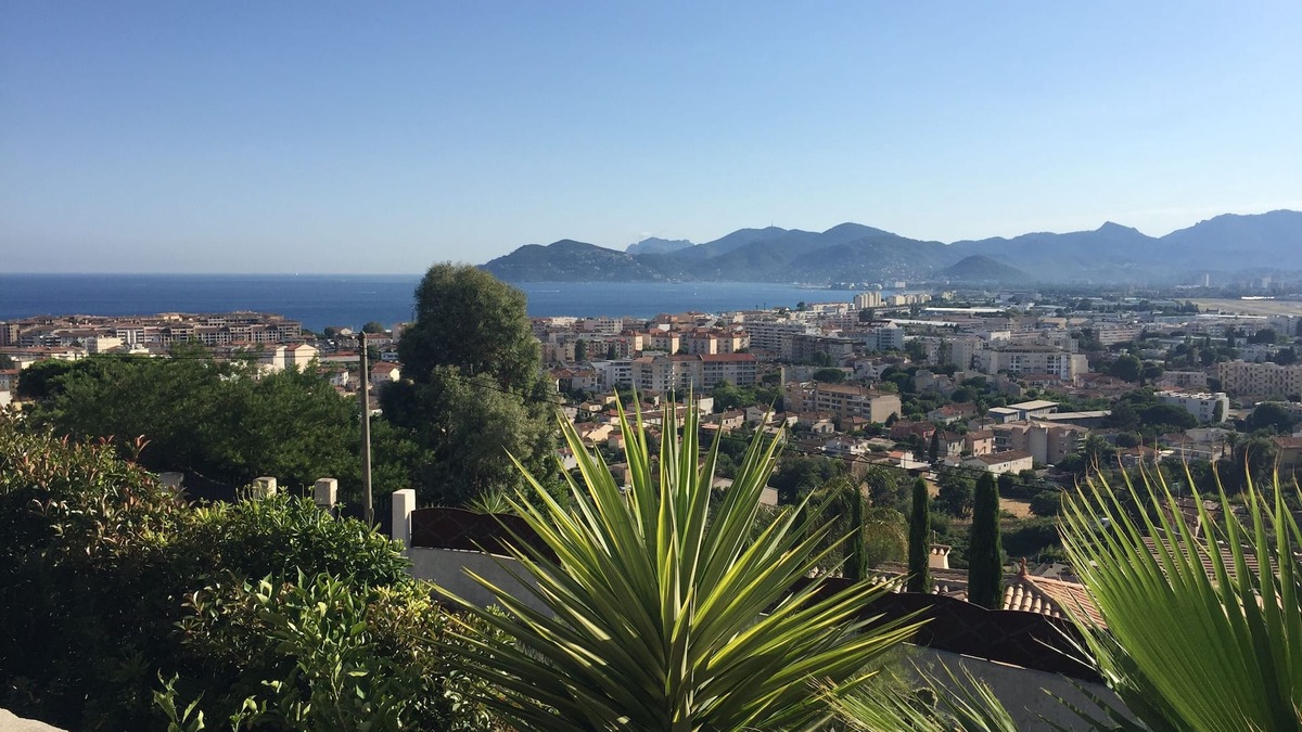 Cannes La Bocca Apartment | Pretty studio with calm on the heights of Cannes, 10 minutes from the Croisette.