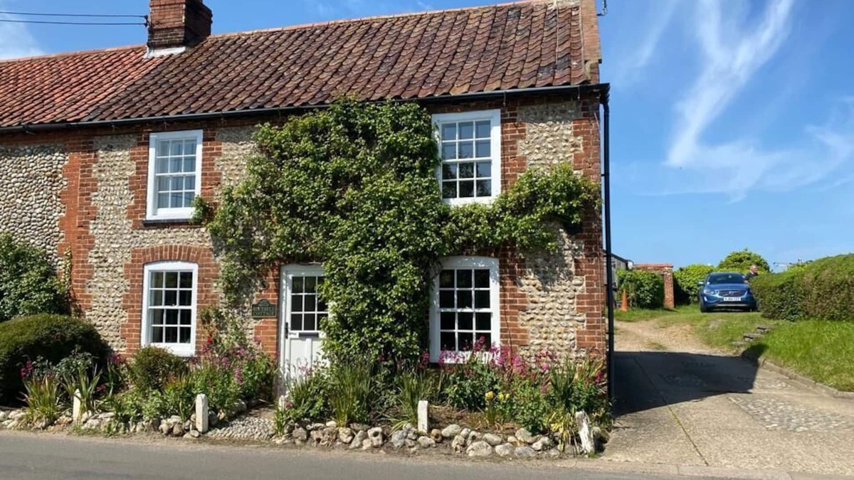 Langham Cottage | Pretty traditional brick and flint dog friendly country cottage 2 miles Blakeney