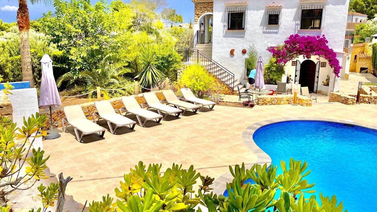 Moravit Villa | Pretty Traditional Villa with Heated Pool.