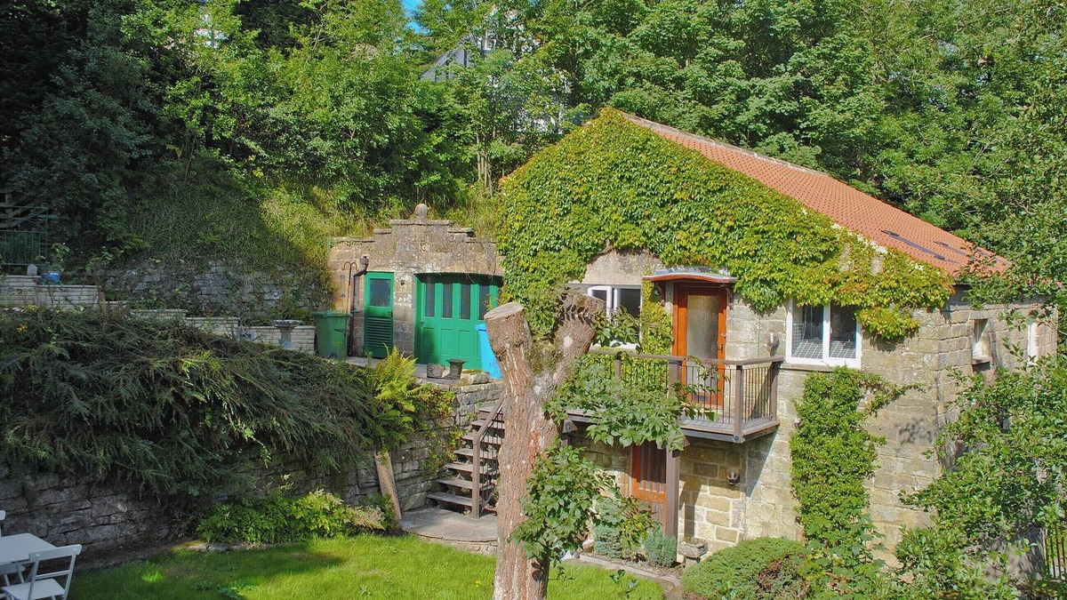 Goathland Cottage | Pretty two storey holiday cottage right beside the village stream.