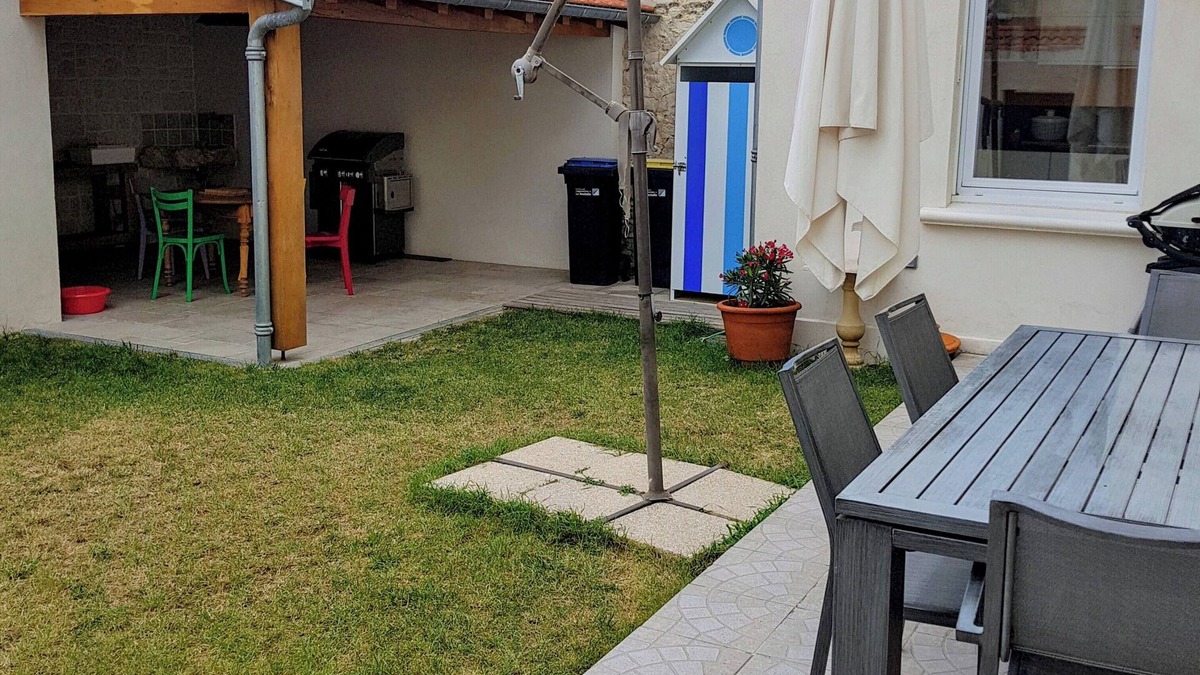 Port District House | Pretty vacation home close to the beach and shops, not overlooked