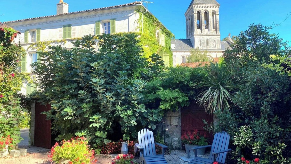 Bourdeilles House | Pretty village house near Brantôme with views of the castle and church.