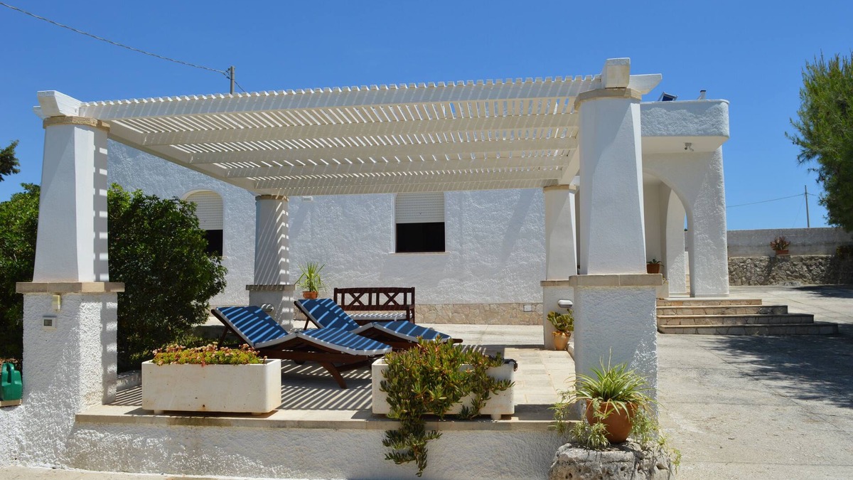 Marina di Felloniche Villa | Pretty villa a stone's throw from the sea with 6 beds, two bedrooms and two bathrooms