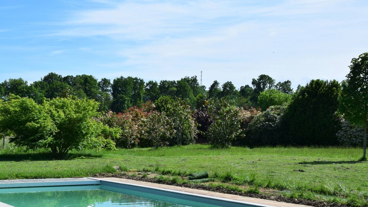Artigueloutan House | Pretty villa with a large swimming pool in lush greenery