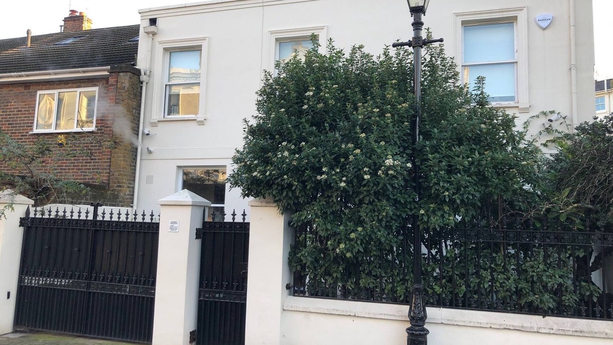 Little Venice House | Pretty white stucco detached house in the heart of Little Venice