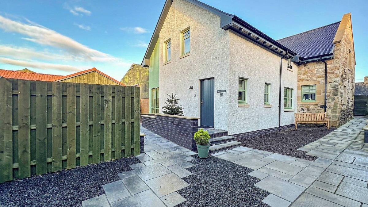Linlithgow Cottage | Pride of Erin - UK45929