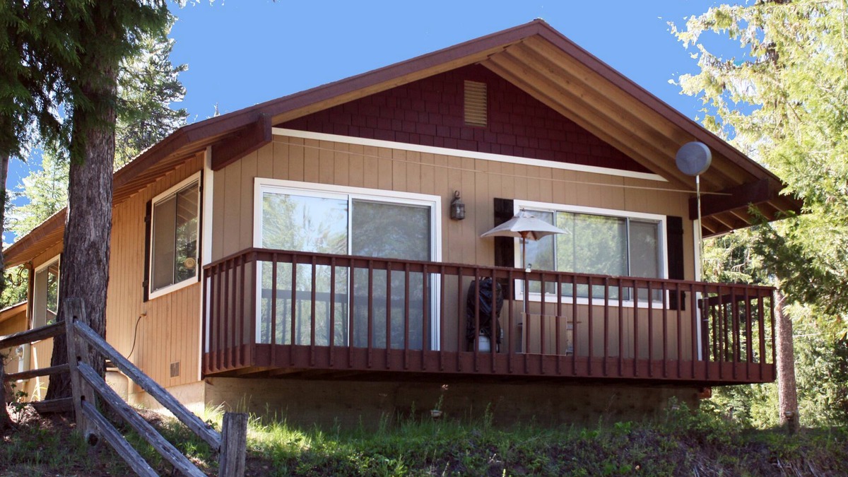 Priest River Cabin | Priest Lake Cozy cottage with modern amenities - winter or summer