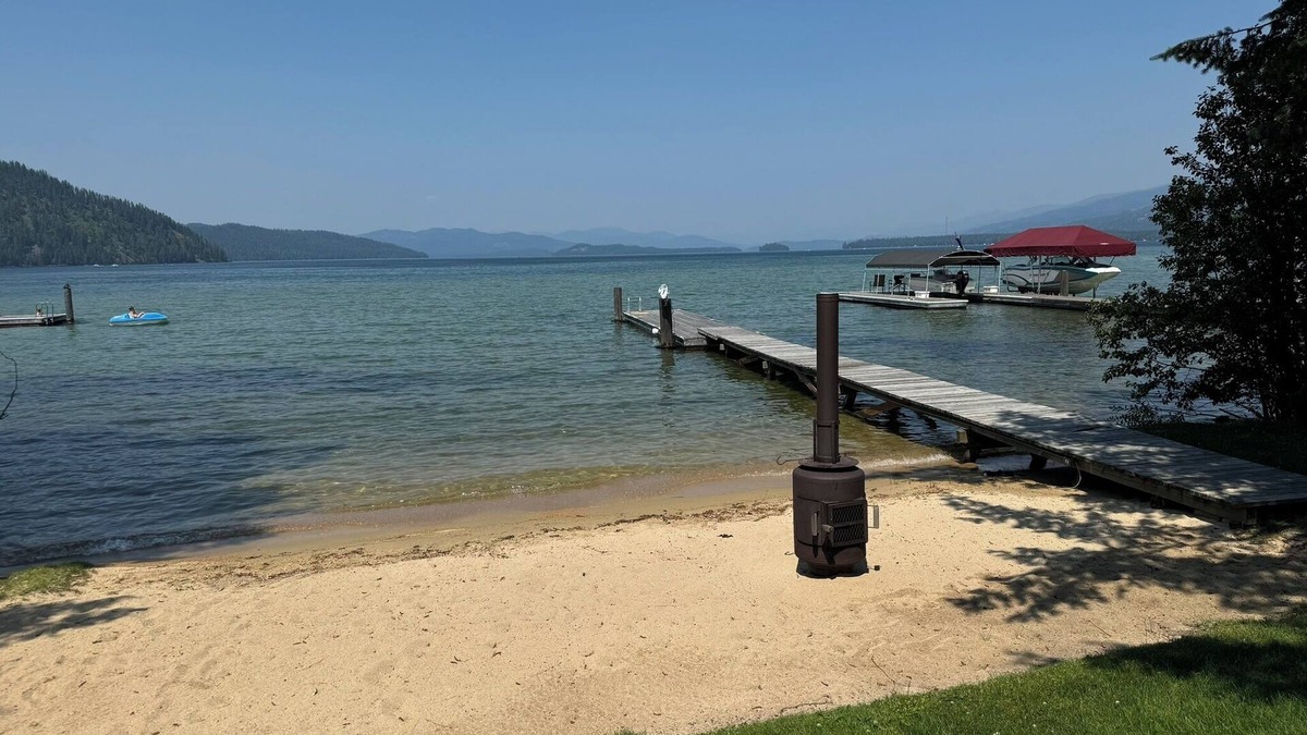 Coolin House | Priest Lake Waterfront bungalow with 75' private beach and dock