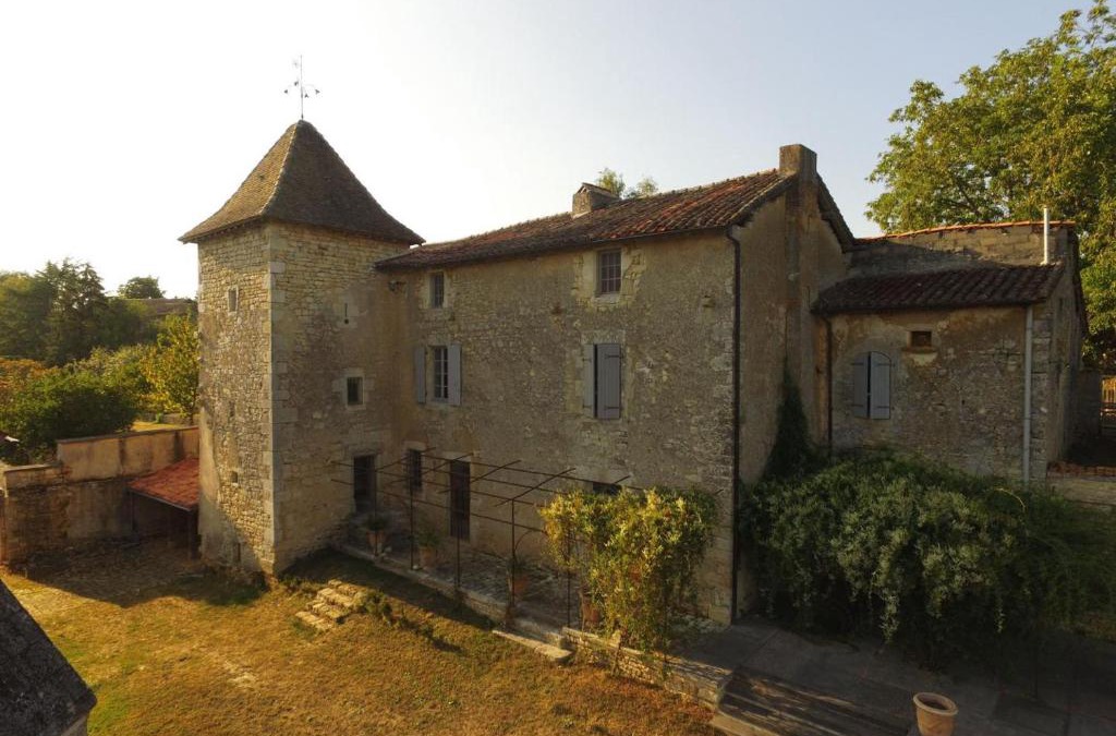 Beaulieu-sur-Sonnette House | Prieuré restauré avec jardin, charme ancien et commodités modernes, près de l’église à Beaulieu - FR-1-653-145