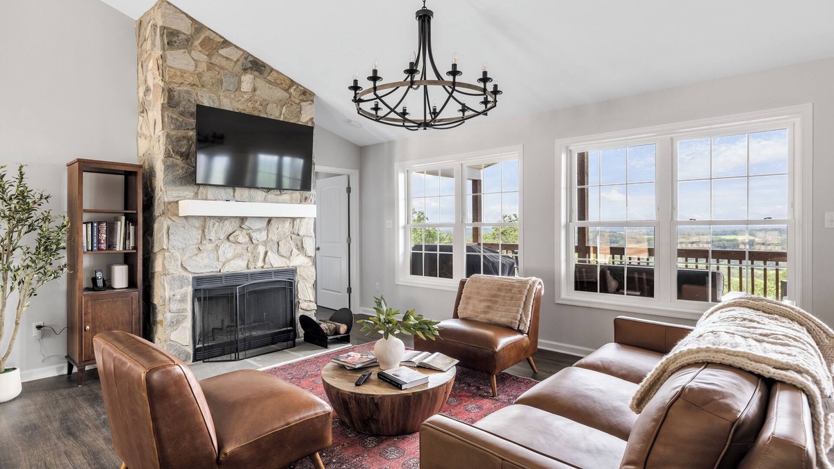 Front Royal Cottage | "Prima BnB" a Superb 4-bedroom cottage on the mountain near Front Royal