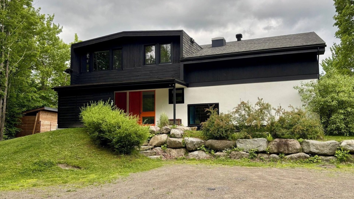 Brome-Missisquoi Regional County Municipality House | Primavesi Estate · Alpine Oasis: Scenic Trails & Unrivaled Views