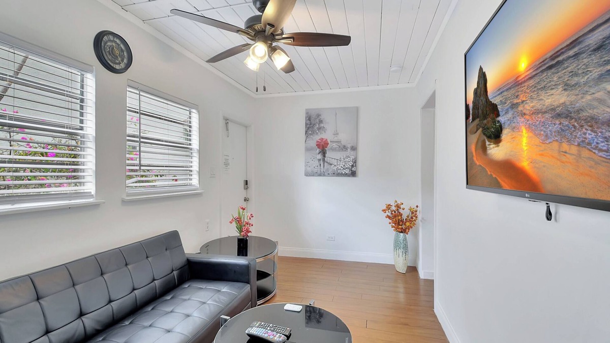 Pineapple Grove Arts District Cottage | PRIME DELRAY BEACH, CHARMING 2 BEDROOM COTTAGE, PETS WELCOME