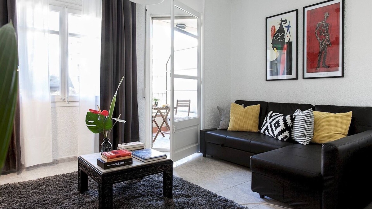 Esquerra de l'Eixample Apartment | Prime Eixample Hideaway 6 Guests with Balcony by MyRentalHost