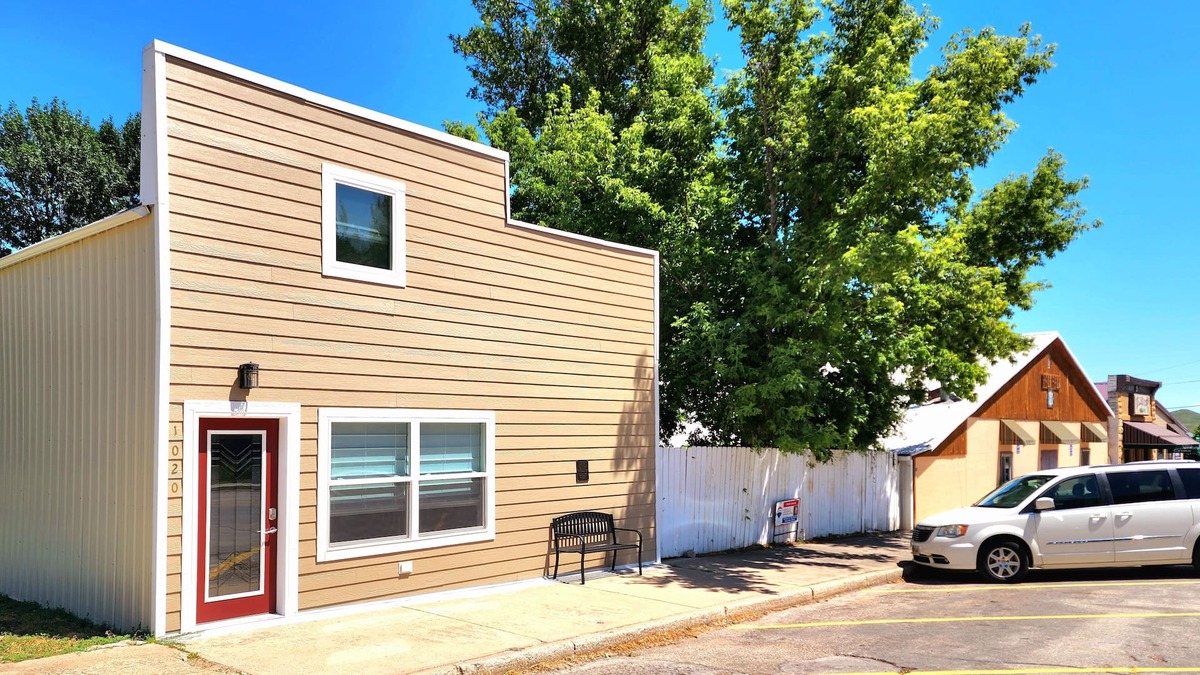 Whitewood House | Prime Family Retreat W/ Private Fenced Shaded Yard, BBQ-Peaceful & Relaxing