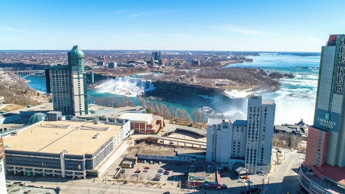 Fallsview Apartment | PRIME location, 2 FREE parking, 5 Min WALK FROM FALLS, free wine & wifi, 8guest