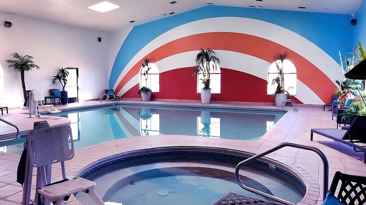 Window Rock Hotel | Prime Location! 2 Comfortable Units w/FREE Breakfast & Parking! Pool & Hot Tub!