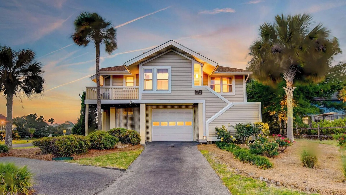 Isle of Palms House | Prime Location, 3BR/2BA, Community Pool, 2 Min Walk To Beach
