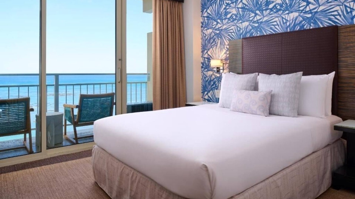 Diamond Head - Kapahulu - St. Louis Hotel | Prime Location at Kaimana Beach | Ocean View | Direct Beach Access
