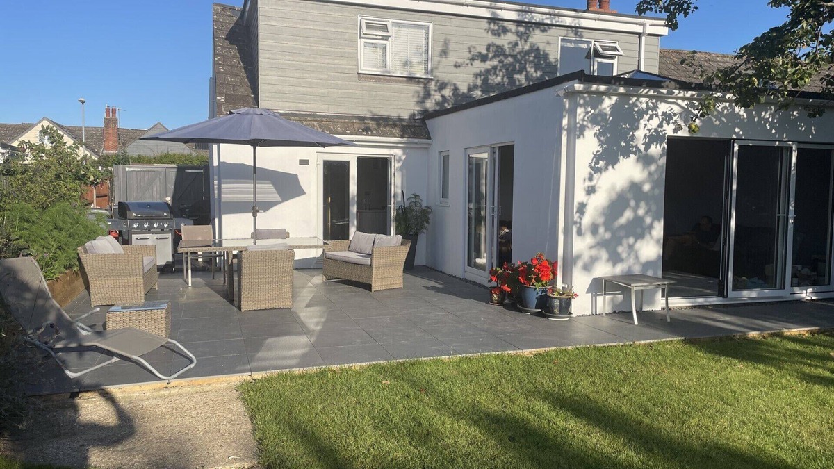 Highcliffe-on-Sea House | Prime location by the beach and New Forest 4 bedroom, 3 bathrooms