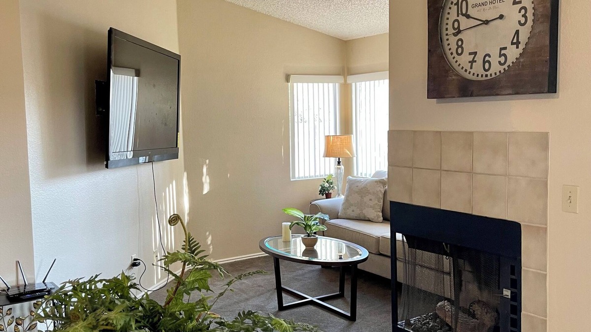 Green Valley North House | “Prime Location! Cozy 2BR 2 baths Home King Bed, Garage & Pets