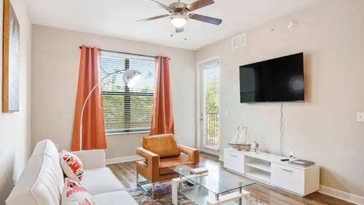 Carver City - Lincoln Gardens Condo | Prime Location for Business and Leisure Travelers