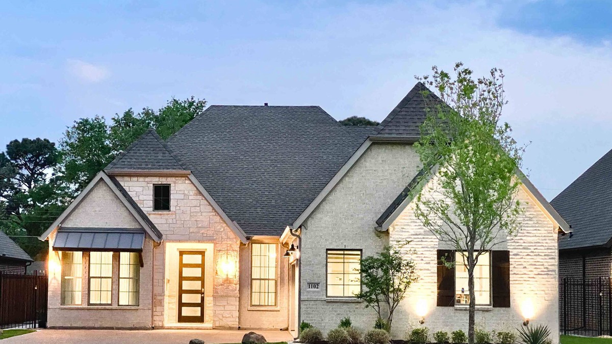 Arlington House | Prime Location Game Room Hot Tub Putting Green 4 Full Baths Walk to Stadiums