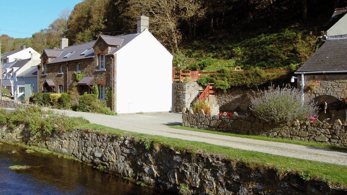 Solva Cottage | Prime location Honeysuckle Cottage Solva.
