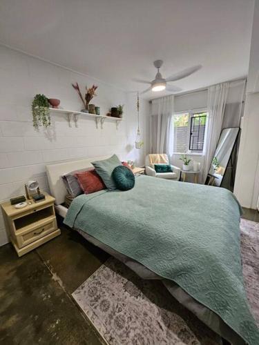 Bulimba Apartment | Prime location: Just steps away from Oxford Street