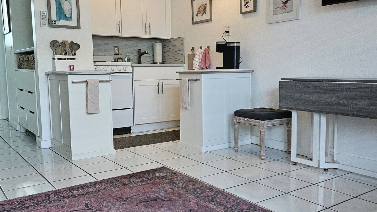 Pass-a-Grille Historic District Apartment | Prime location on Pass-A-Grille Beach! Everything you need is here!